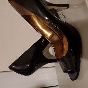 Black patent leather pump 10M